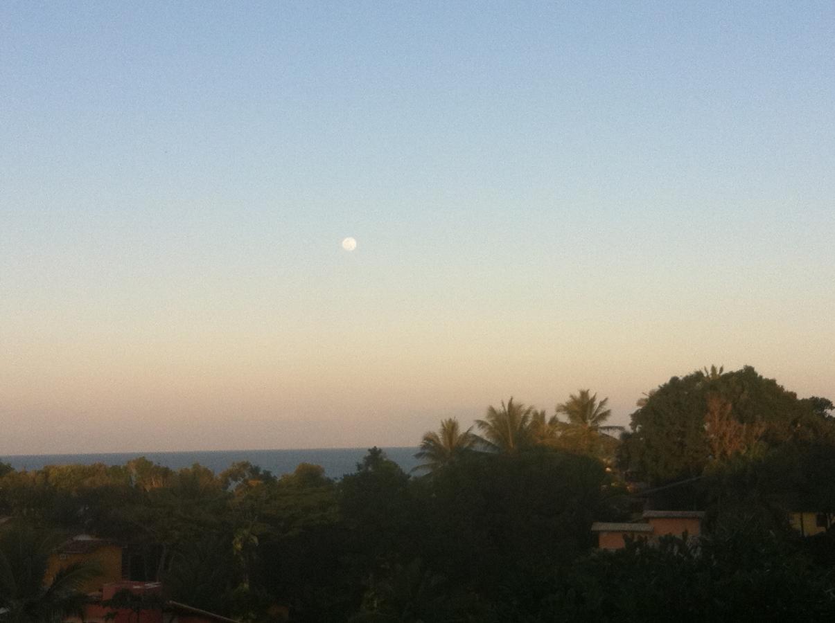 Novos Baianos Hostel E Pousada Porto Seguro Exterior foto Moon over the Mediterranean Sea